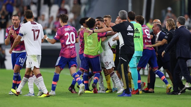 Juventus nhận mưa thẻ đỏ kỉ lục vì bàn thắng phút bù giờ