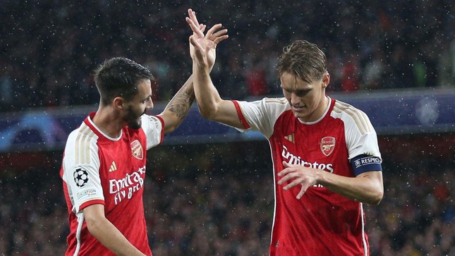 Arsenal hủy diệt đối thủ trong ngày tái xuất Champions League