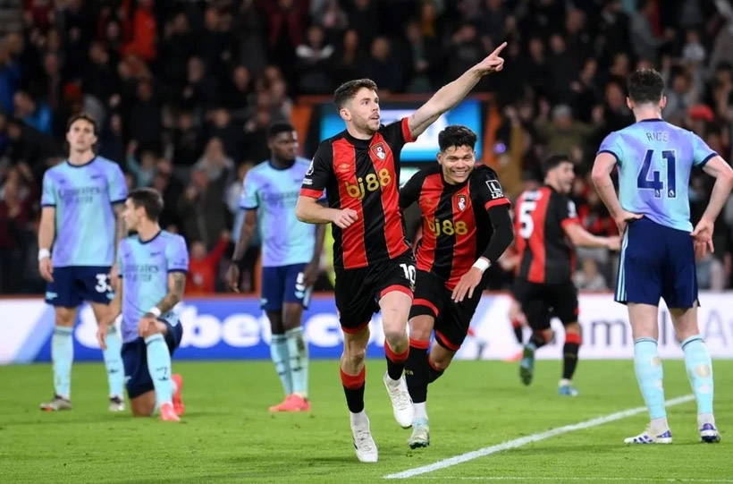 Premier League: Arsenal thua sốc, M.U và Tottenham thắng ngược