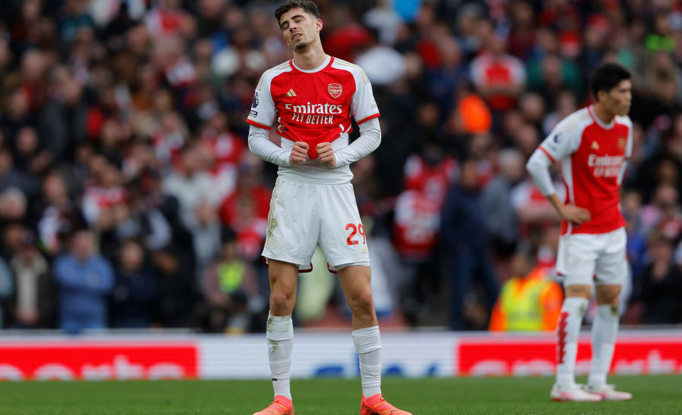 Liverpool và Arsenal rủ nhau ‘hụt bước’ trong cuộc đua vô địch Ngoại hạng Anh