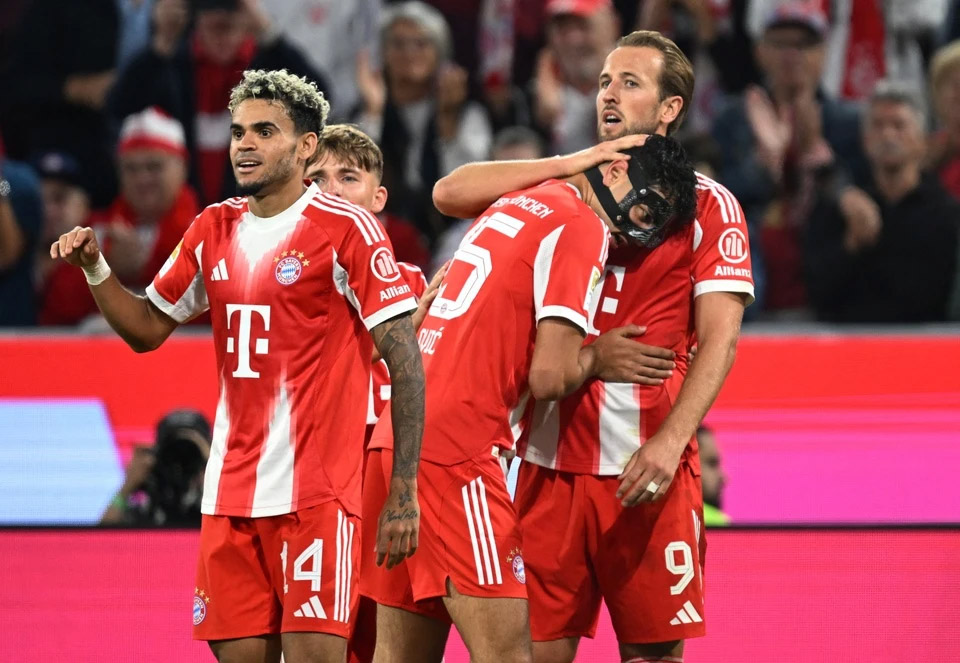 Kane lập hat-trick trong trận thắng lịch sử của Bayern