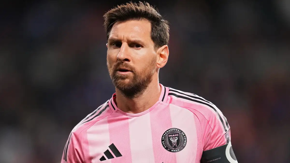 Thua Son Heung Min, Messi nổi nóng và Suarez phải can ngăn