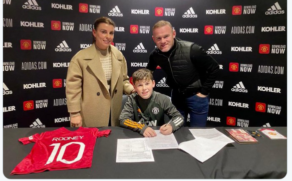 MU ký hợp đồng với con trai Wayne Rooney