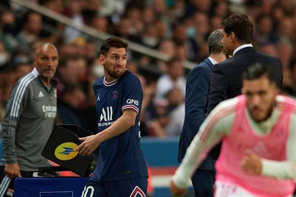 Messi tịt ngòi 3 trận liên tục, từ chối bắt tay HLV PSG